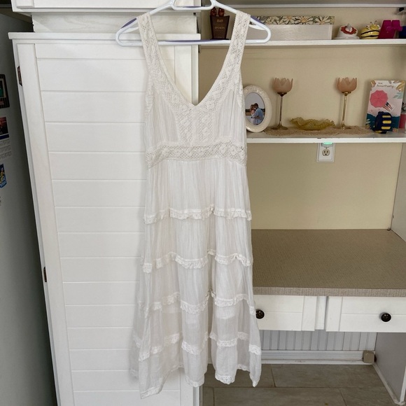 Dresses & Skirts - White Lace MIDI Dress